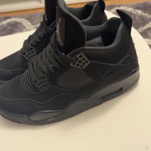 Svarta Nike Jordan 4 sneakers - Säljer ett par svarta Nike Jordan 4 sneakers black cat. Köpta för ungefär 2 år sen har tyvärr inte kvitto kvar men de är använda i bra skick är lite smutsiga men går att rengöra