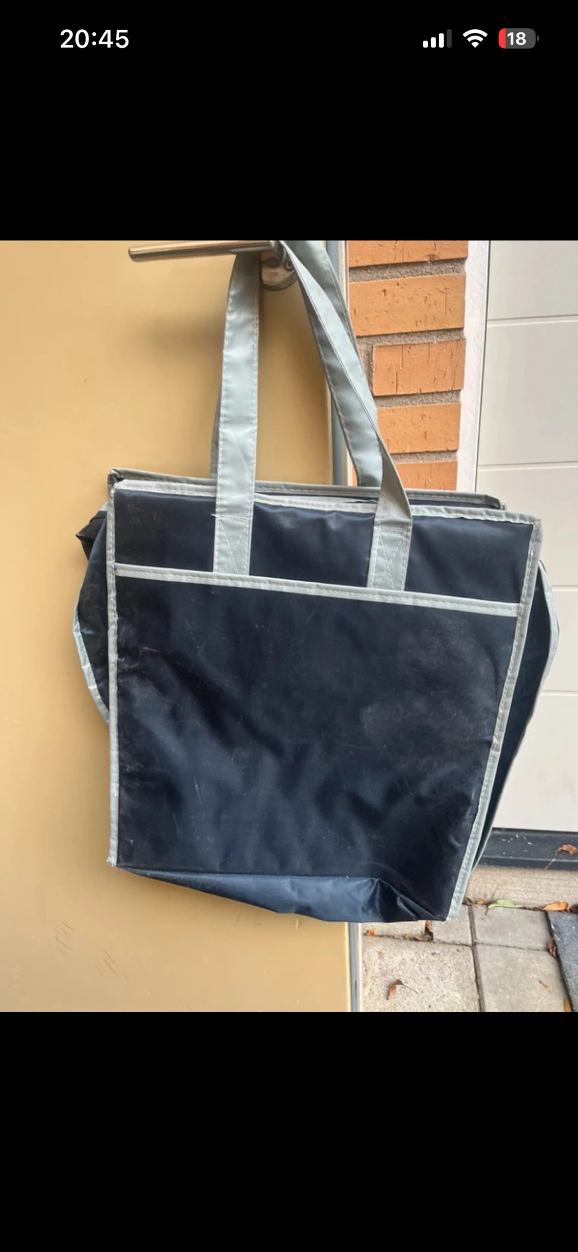 Stor svart shoppingväska med fack