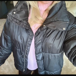 Svart pufferjacka med dragkedja - Säljer en svart pufferjacka med hög krage. Storlek S från hm💓💓💓