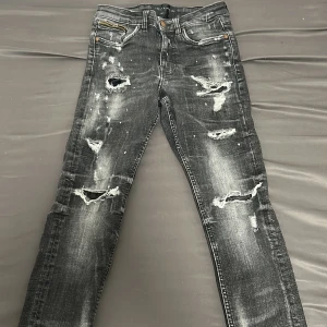 Supply & Demand svarta jeans - Säljer denna supply demand som är storlek 28/XS