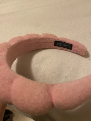 Rosa puffigt diadem - Superfint rosa diadem som ofta används vid smink eller hudvårdsrutiner. Köpt från Temu men knappt använt och i fint skick, inget slitage alls!