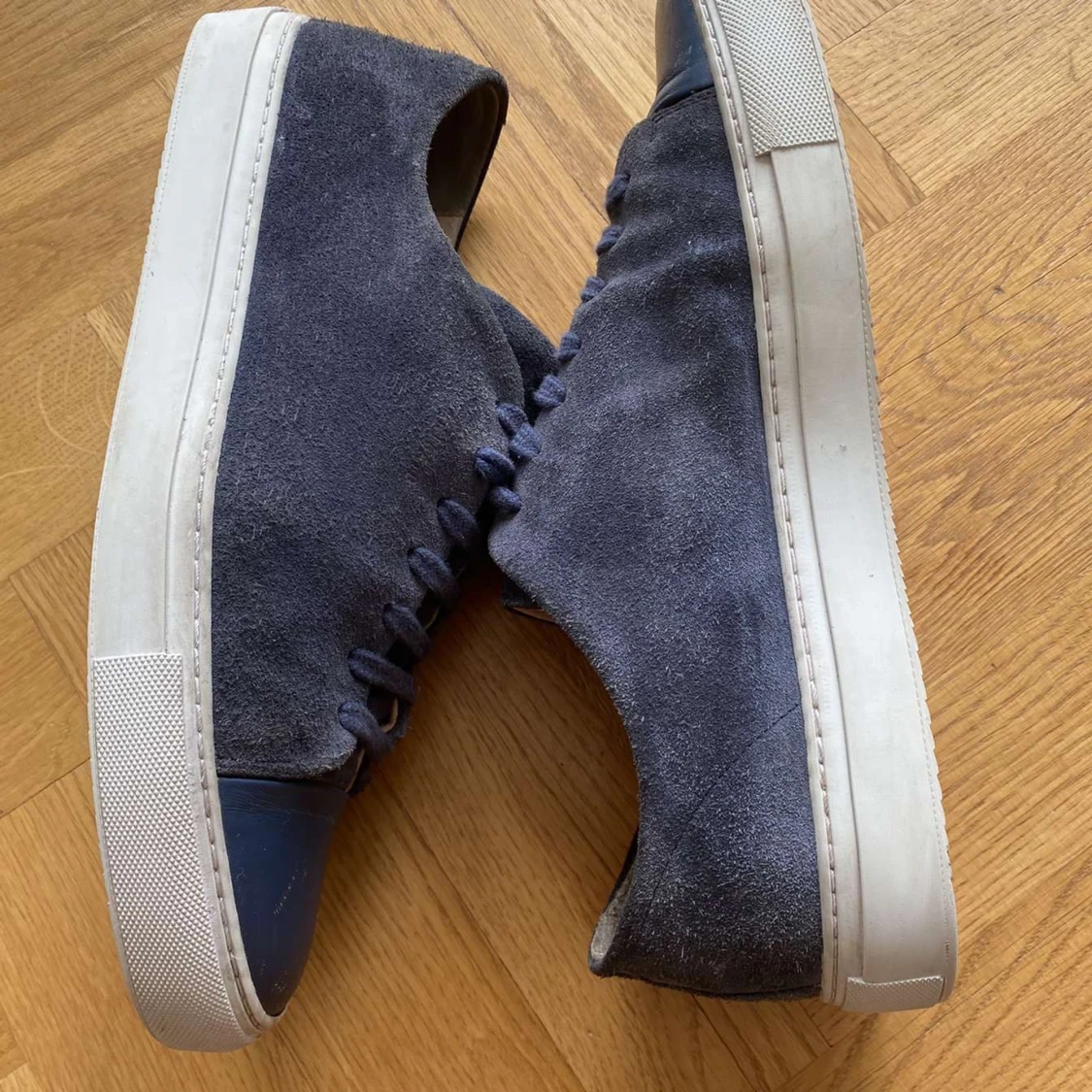 Mörkblå sneakers från Axel Arigato - 1