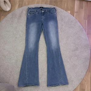 Blå jeans från True Religion - Ljusblå jeans från True Religion. Modellen heter Joey Low Rise Flare. Säljer eftersom de är för stora. Om ni har fler frågor är det bara att skriva!