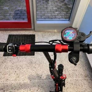 Elektrisk Scooter med LCD-display - Kraftfull elektrisk scooter med tydlig LCD-display, dubbla strålkastare och robusta däck. Utrustad med on/off-knapp och nyckelstart. Något bruksslitage syns på fotplattan och bakskärmen, men i gott skick och fullt fungerande. Den kommer med laddare. Kör på max 45km/h och räcker 4-5 mil.