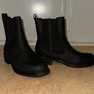 Svarta skor från Clarks - Snygga svarta Chelsea boots från Clarks i matt skinn! Helt nya, nypris 1400:-