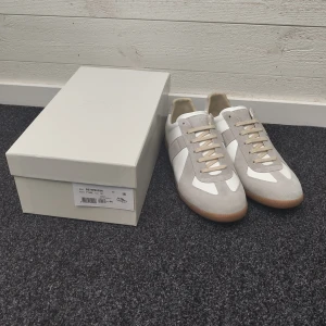 Maison Margiela Gats - Tjena! Säljer mina vita Maison Margiela GATs som är riktigt fräscha och bara använda ett par gånger. Dustbags och originalbox följer med, kvitto finns vid förfrågan. Pris kan diskuteras vid snabb affär