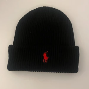 Polo Ralph Lauren mössa - En snygg och stilig mössa från märket Polo Ralph Lauren, passar perfekt till hösten/vintern Säljer då jag köpt en ny mössa Köpt på vintee för cirka 3 månader sedan, då var den helt ny Endast använd ett fåtal gånger Skriv vid eventuell frågor, funderingar mm mvh 🙌