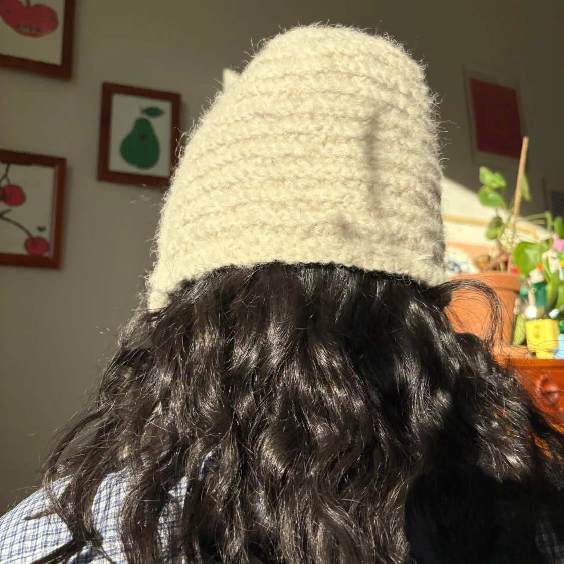 Handvirkad vit bonnetmössa med snören - 4