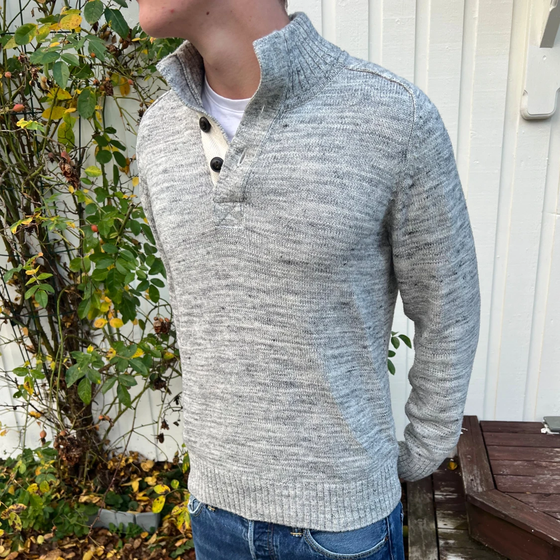 Grå stickad tröja med knappar - 2