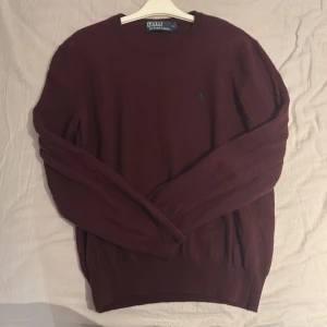 Vinröd polo ralph lauren tröja - Säljer en stilig vinröd polo ralph lauren tröja i storlek L inga hål eller fel på den alls så riktigt bra skick  knappt använd också mest bara legat i garderoben 100 % cashmere