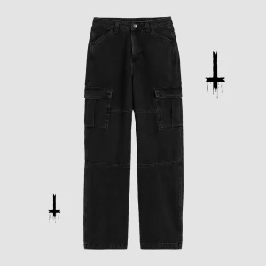 Alternativa Jeans 🖤 - Asfeta svarta jeans i cargo-stil! 🗡️⛓️🖤Loose fit och högmidjade. Alla fickor är äkta. Storlek 38 (midjemått 74cm, innerbenslängd 76cm) 📏Endast prövade - som nya! ✨Nypris 399kr, säljer för 119kr. Köp nu 💌