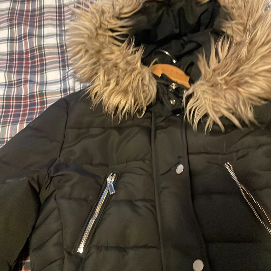 Svart pufferjacka med fuskpäls - 1