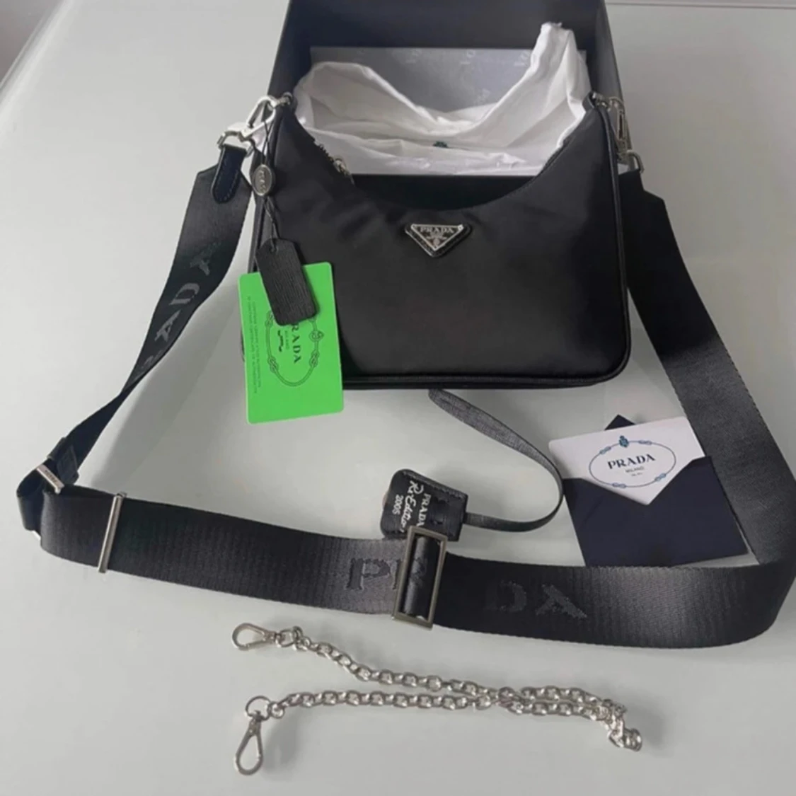 Svart axelväska från Prada 
