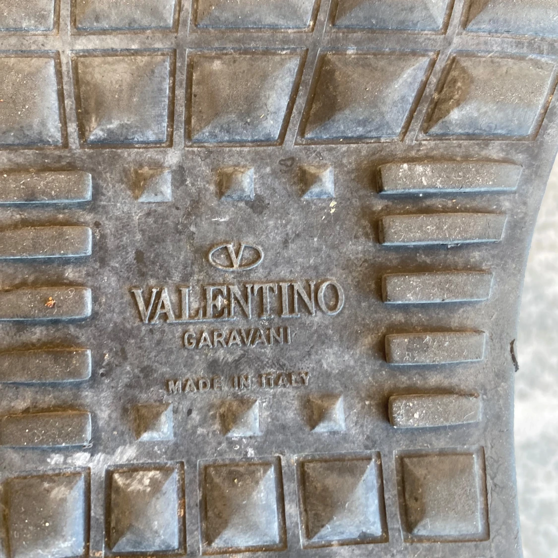 Svarta sneakers med röd detalj från Valentino - 4