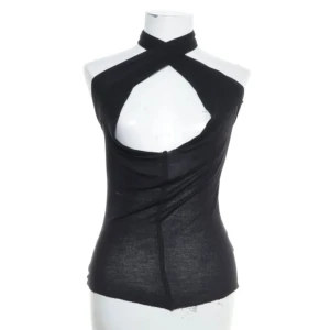 halternecktopp - topp från weekday i storlek m. använd ”köp nu”. 16/11-2025