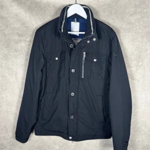 J.Lindeberg Jacka | L - J.Lindeberg Bailey Jacket | Grymt skick | Storlek L | Modellen är 185 och väger 65kg | INGA BYTEN | Fraktar spårbart eller möts upp i Täby 