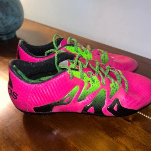 Adidas X 15.1 - Säljer ett par Adidas x 15.1  som har legat i mitt garage ett tag nu. Kom med pris förslag!