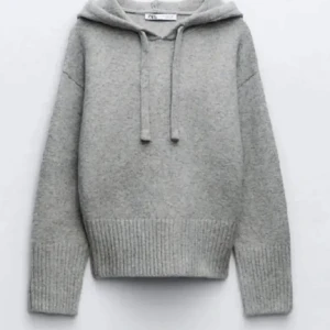 Zara hoodie ❣️ - Stickad, grå hoodie från zara storlek S, sparsamt använd säljer för 350kr + frakt 💕Lite nopprig men ändå bra skick!, perfekt nu till hösten och vintern❣️Priset kan diskuteras