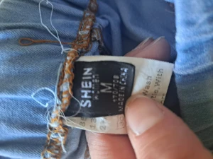 Ljusblå jeansbyxor från Shein, M - Säljer ett par ljusblå jeansbyxor från Shein i storlek M. Byxorna har elastisk midja, raka ben och dekorativa sömmar framtill. Materialet är mjukt jeans och de har uppvikta benslut för en chill vibe.