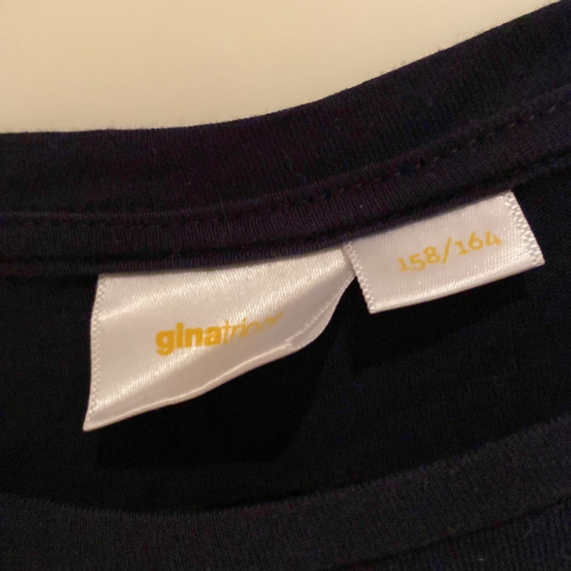 Mörkblå T-shirt med volang från Gina Tricot - 2