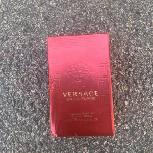 Versace Eros Flame 30ml EdP - Versace Eros Flame Eau de Parfum, 30 ml. Ingredienser: Alcohol Denat., Parfum, Aqua, Limonene, Linalool, Coumarin, Ethylhexyl Methoxycinnamate, Alpha-Isomethyl Ionone, Citronellol, Citral, m.fl. Tillverkad i Italien. Snygg och lyxig doft för dig som vill sticka ut.