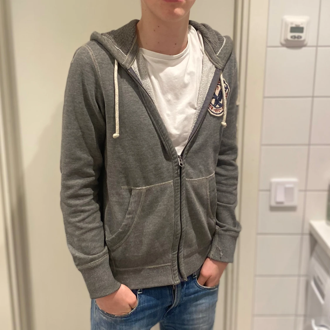 Grå hoodie från American Eagle - 2