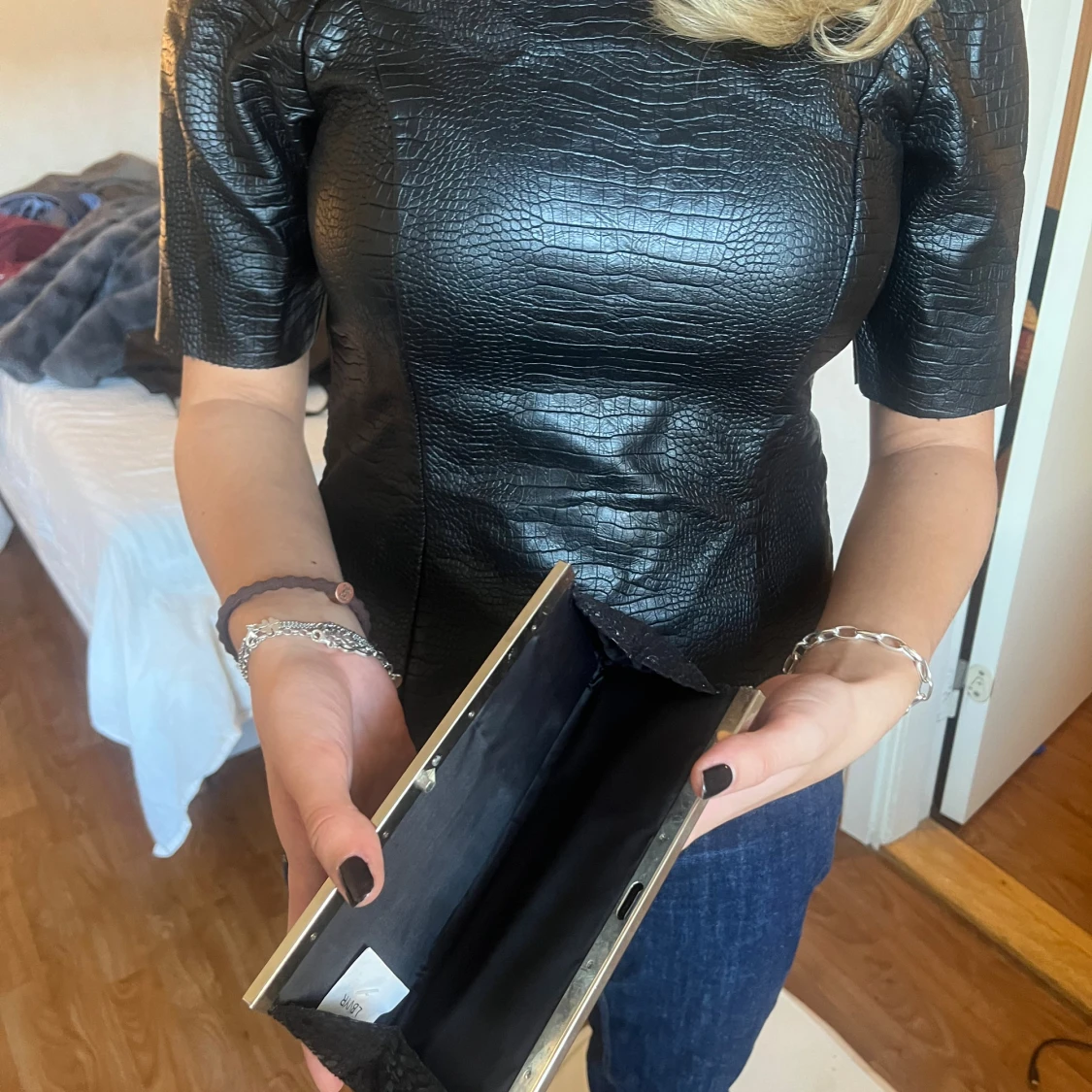 Svart kuvertväska i skinnimitation - 2