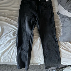 Svarta jeans - Säljer ett par svart typ flex jeans vet ej riktigt vad för märke men helt nya med prislapp w36/32 säljer då de är för stora för mig