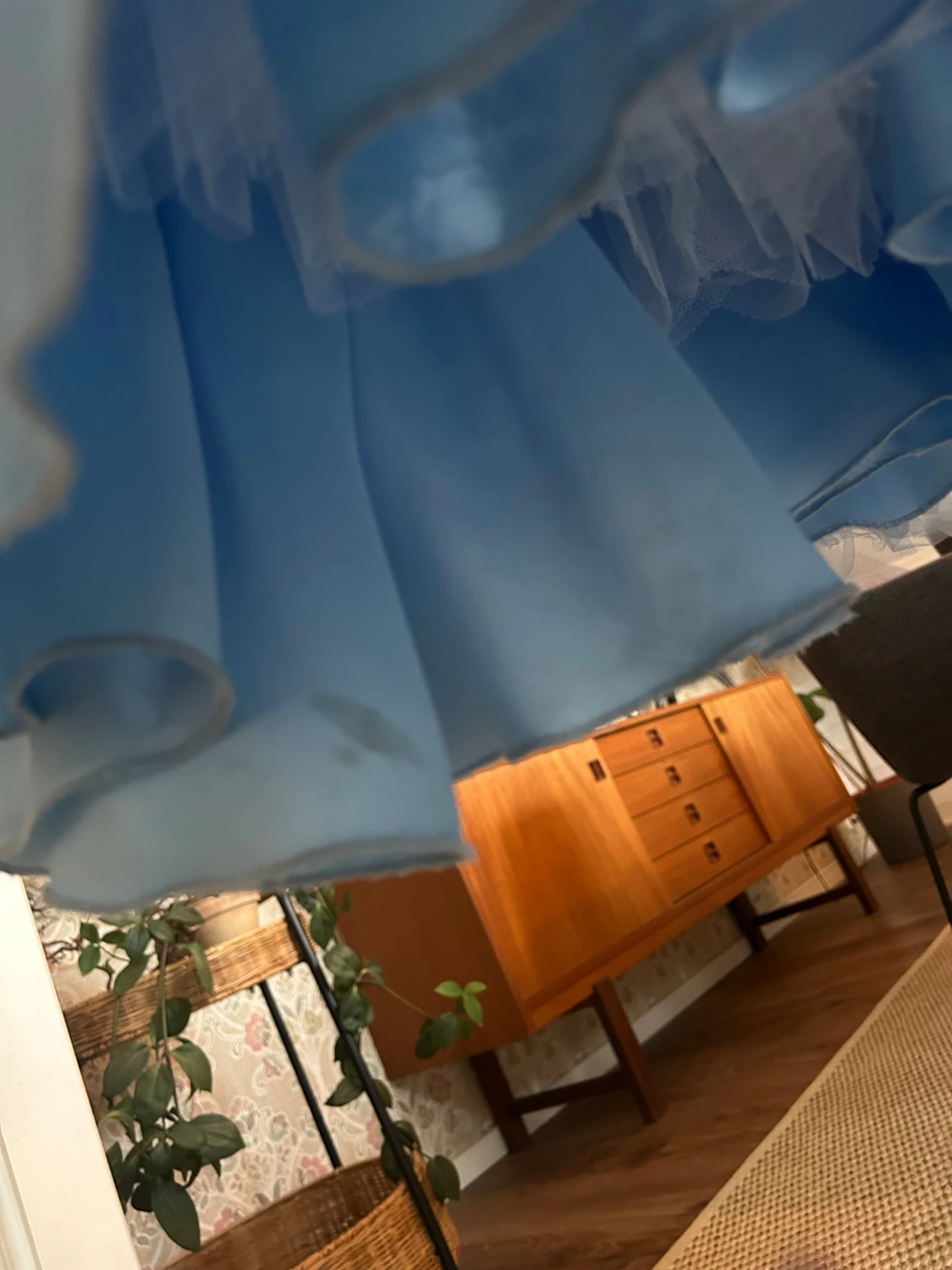 Ljusblå balklänning med spetsdetaljer - 6