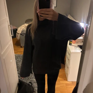 Stickad tröja - Mörkgrå stickad halvpolo