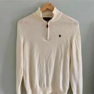 Vit merinoullströja från Morris - Snygg vit långärmad tröja från Morris i 100% merinoull. Fint skick. Passar även S. Hör gärna av vid fler funderingar!