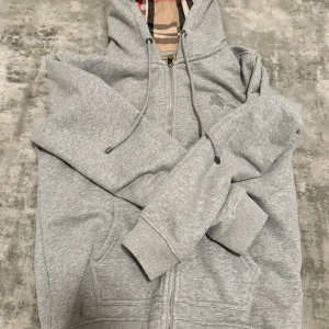 Burberry zip hoodie  - Bästa kvaliten. Fin zip hoodie perfekt för vintern. Väldigt skön och snygg. Det står storlek L men passar om du är S. Pris kan diskuteras privat.