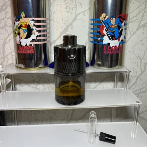 Azzaro Wanted by night - Wanted by night Azzaro i snygg flaska. Perfekt för dig som vill sticka ut med en modern look.  5ml decant! 