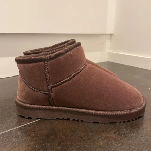 boots  - helt nya, storlek 39. true to size har 39 i i princip alla skor!