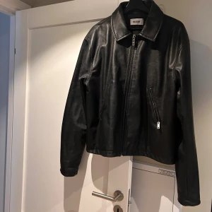 Svart skinnjacka från Weekday - Weekday skinnjacka strl L. Köpt gör 1200kr i 2024