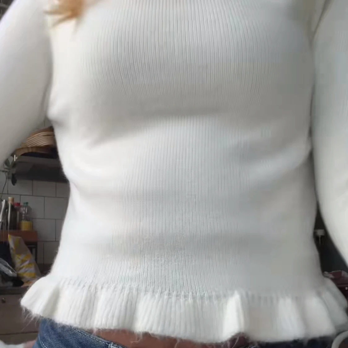 Stickad tröja med volang  - 1