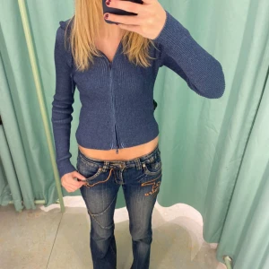 Blå ribbad hoodie från Monki - Säljer en blå ribbad hoodie från Monki i storlek S. Tröjan har dragkedja framtill, huva med snörning, Långärmad och stickad i mjukt material 