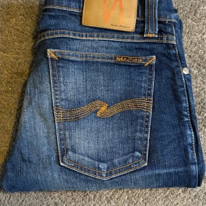 Nudie Jeans - Blåa Nudie Jeans||Skick 9/10||Storlek 28/32||Skick 9/10||Modell Tight Long Jhon||Skriv vid minsta intresse||