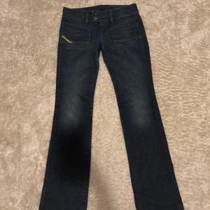 Mörkblå bootcut jeans från Diesel - Snygga mörkblå jeans från Diesel med klassisk bootcut passform. Säljer då de är för stora. Midjemått: 38cm innerbenslängd: 86cm    Köpta för 750kr