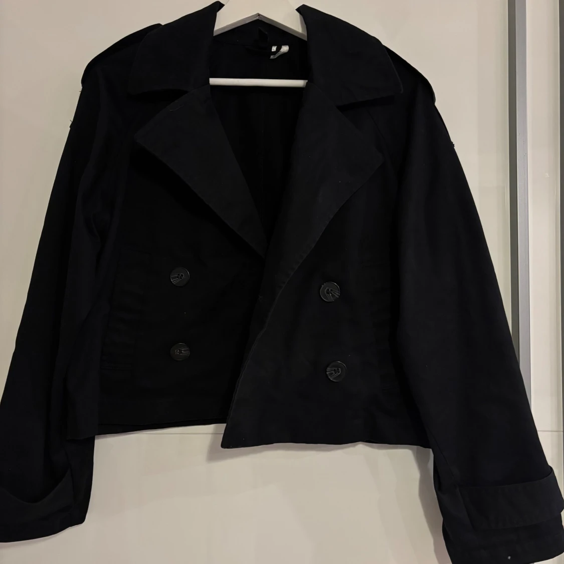 Svart skepparkavaj med knappar