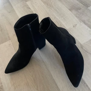  Svarta Mockaboots / Stilrena & Superbekväma! - Snygga och stiliga svarta boots i mjuk mocka med spetsig tå och låg klack. Enkel dragkedja på sidan och en klassisk design som passar perfekt till både jeans och kjol. Eleganta, tidlösa och riktigt sköna!
