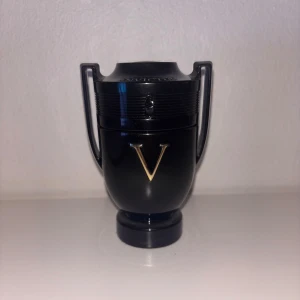 invictus victory elixir 50 Ml  - Cirka hälften kvar i flaskan. Köpt föra året på kicks. Ordinarie pris 1199kr 