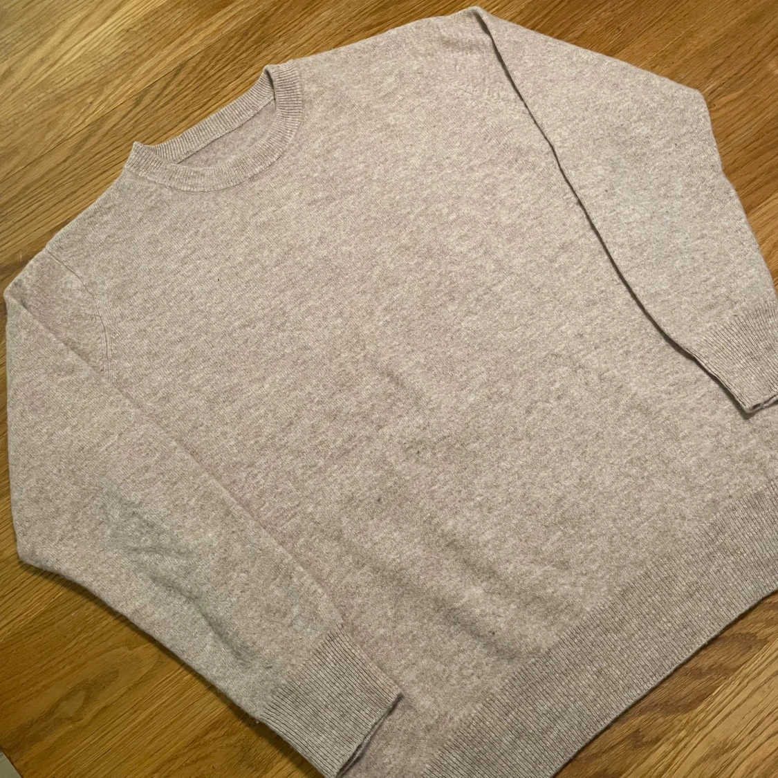 Beige stickad tröja med rund hals - 1