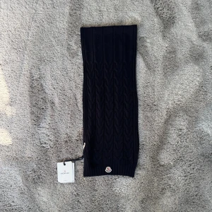 Moncler halsduk  - Helt ny halsduk från moncler med taggen fortfarande på! perfekt till höst och vinter.