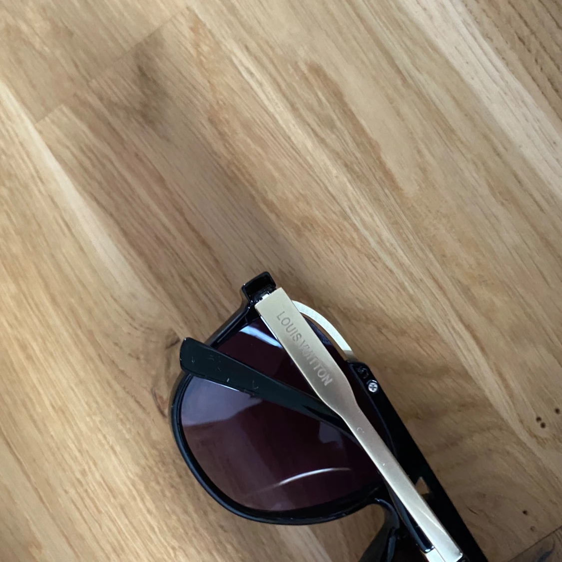 L. V svarta solglasögon - 3