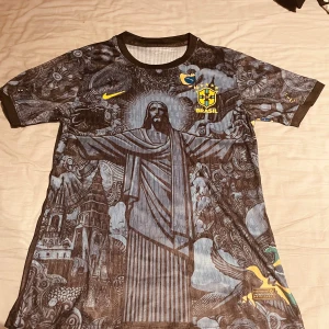 Brasilien fotbollströja - Helt ny och väldigt snygg. Skickar samma dag!