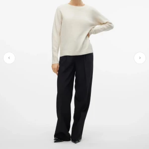 Beige stickad tröja  - Sparsamt använd säljer då den inte kommer till användning💕köpte för 299 kr