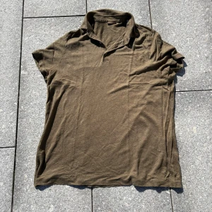 Brun piké från Stenströms i linne - Snygg brun pikétröja från Stenströms i mjukt linnematerial. Klassisk krage och korta ärmar, med diskret logga broderad vid nederkanten. Perfekt för dig som gillar stilren och chill look med lite extra kvalitet.