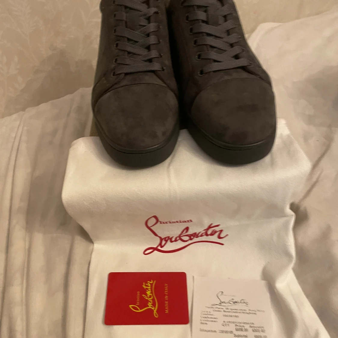 Grå mockasneakers från Christian Louboutin