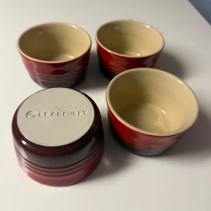 Fyra st små bakformar  - Fyra st mindre bakformar kan användas till tex créme brulle eller gratäng. Mycket fint skick. Från Le Creuset
